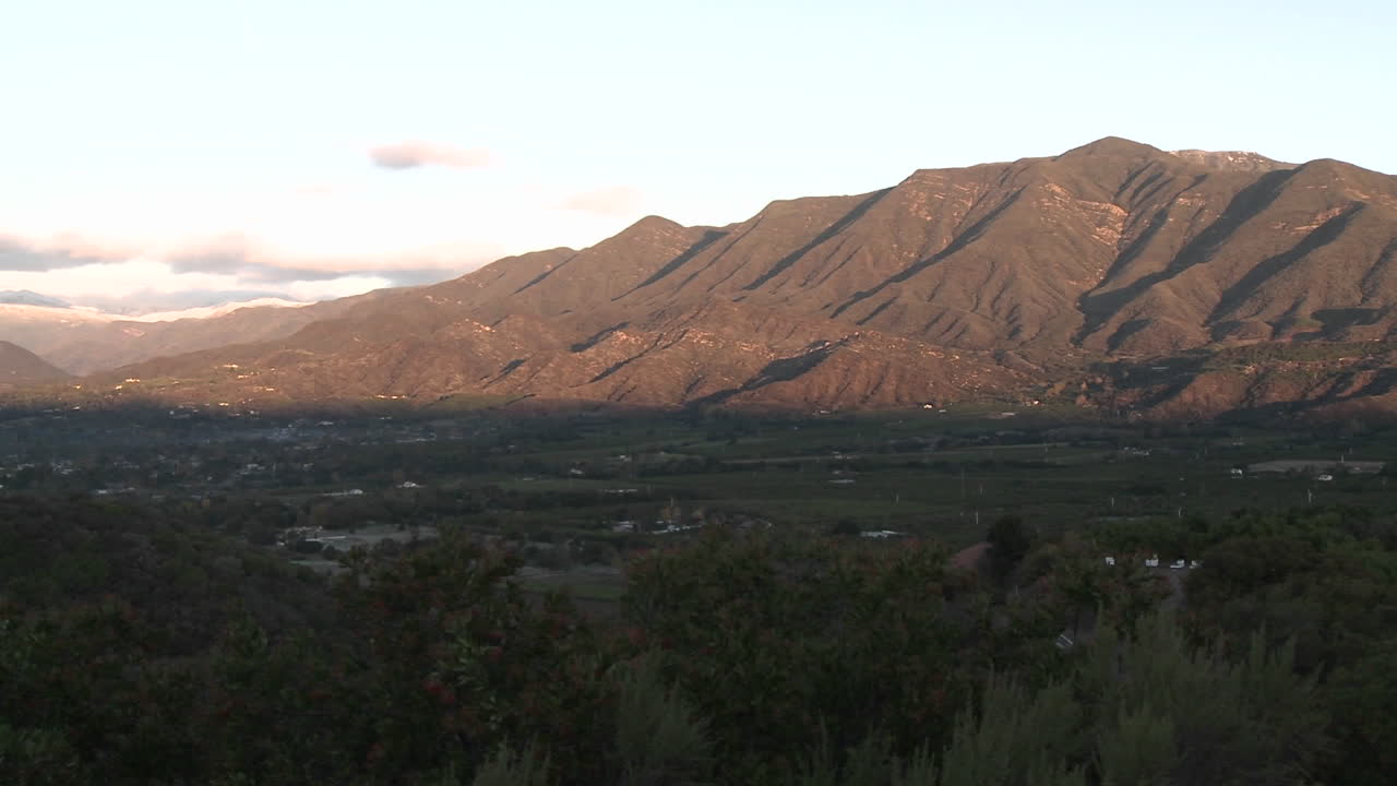 amplia panorámica del amanecer en las montañas nevadas de santa ynez sobre ojai california