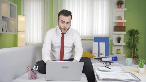 hombre de negocios confundido aprobando y aceptando. escuchando noticias y anuncios.