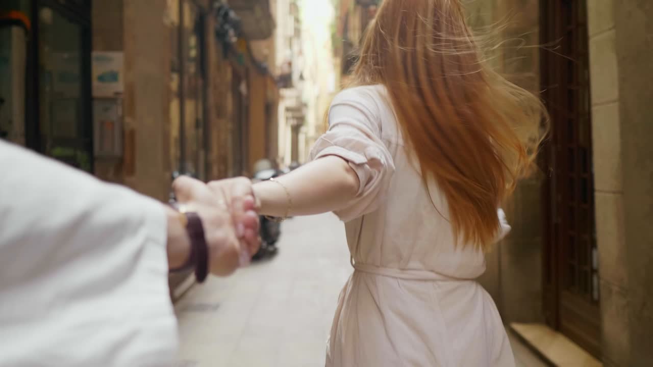 남자 손을 가진 예쁜 소녀 카메라를 찾고. 로맨틱한 여자 남자에게 전화