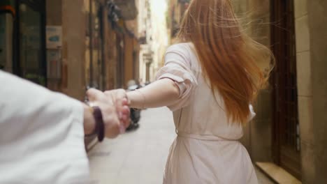 Chica-Guapa-Con-La-Mano-Del-Hombre-Mirando-La-Cámara.-Pov-De-Mujer-Romántica-Llamando-A-Hombre