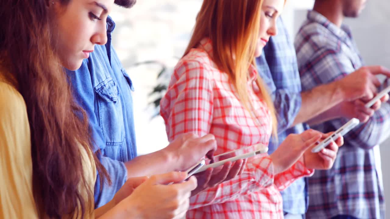 전자 기기를 사용하는 비즈니스 동료