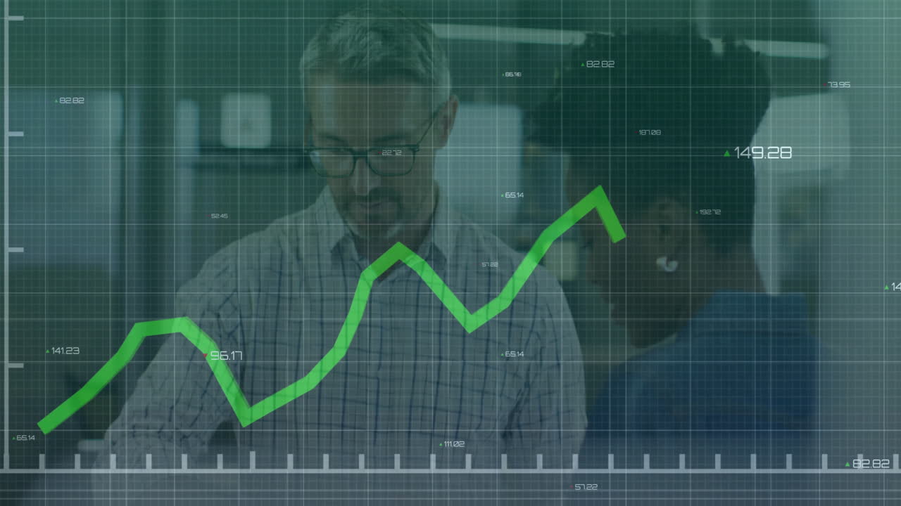 Animatie van de verwerking van financiële gegevens over verschillende zakenmensen in het kantoor