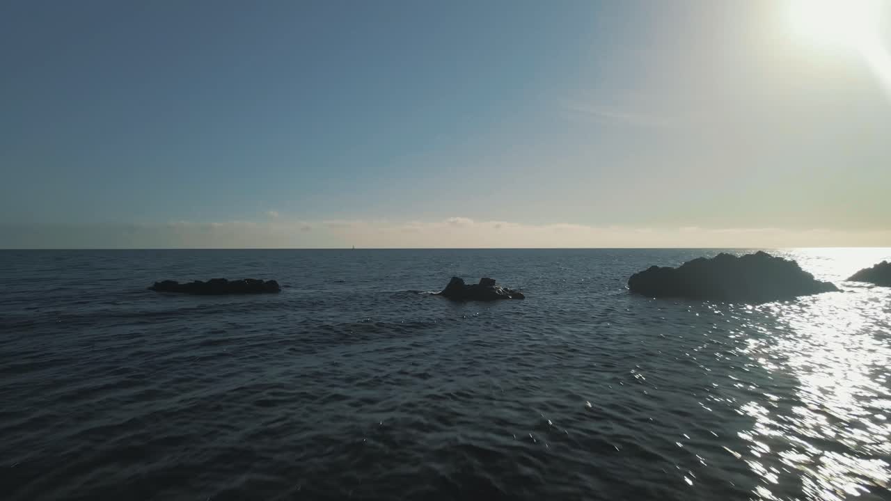 맑은 날 잔잔한 파도의 공중 전망