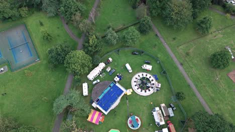 Atracciones-Divertidas-En-El-Parque-Del-Castillo-De-Bruce-Con-Fondo-De-Paisaje-Urbano-En-Londres,-Inglaterra