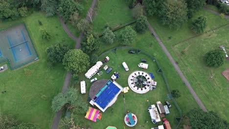atracciones divertidas en el parque de bruce castle con paisaje urbano de fondo en londres, inglaterra