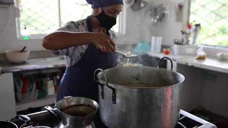 Köchin-Serviert-Heiße-Sancocho-Suppe