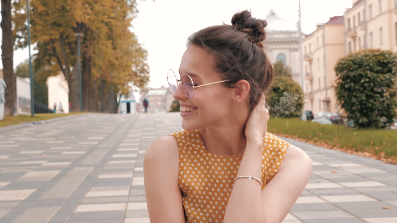 Giovane donna sorridente all'aperto