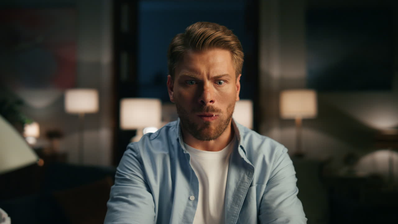 메타버스를 이용해 어두운 장소에서 근접 촬영을 한 포커스 된 남자, 승리하려고 노력하는 게이머