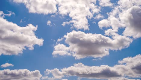 el fondo del cielo azul con unas pequeñas nubes.