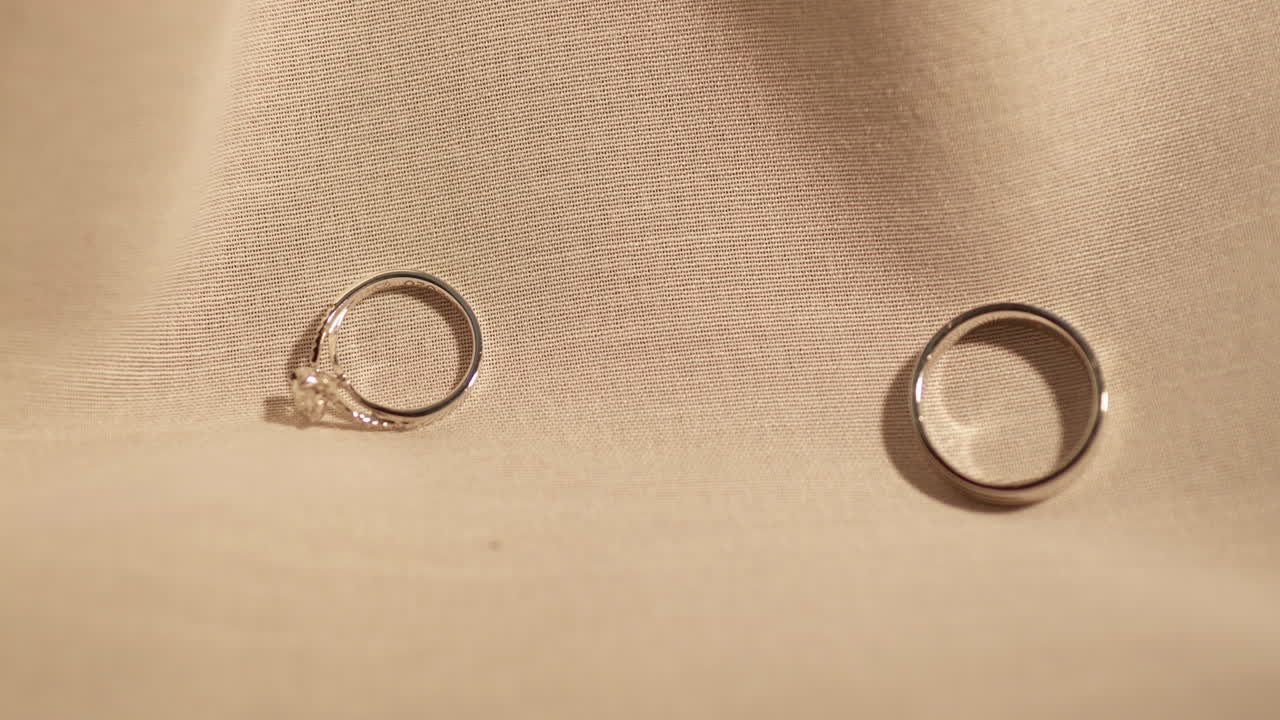 dos anillos de oro sobre un fondo de tela de terciopelo