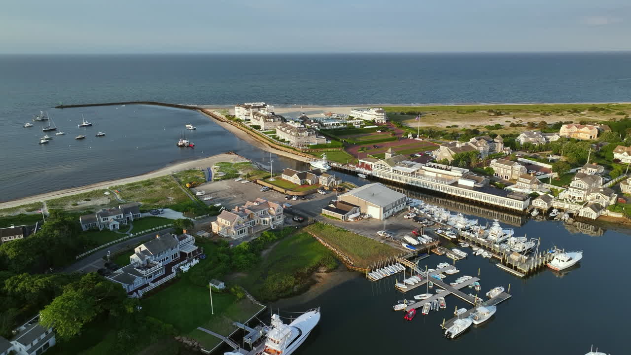 케이프 코드 (cape cod) 의 와치미어 항구 (wachmere harbour) 는 바다 에 있는 배와 해변집으로, 공중에서 볼 수 있다.