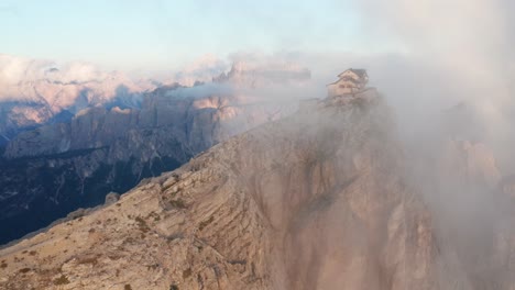 Nubes-Delgadas-Al-Atardecer-Se-Mueven-Alrededor-Del-Rifugio-Nuvolau-En-La-Cima-De-La-Montaña