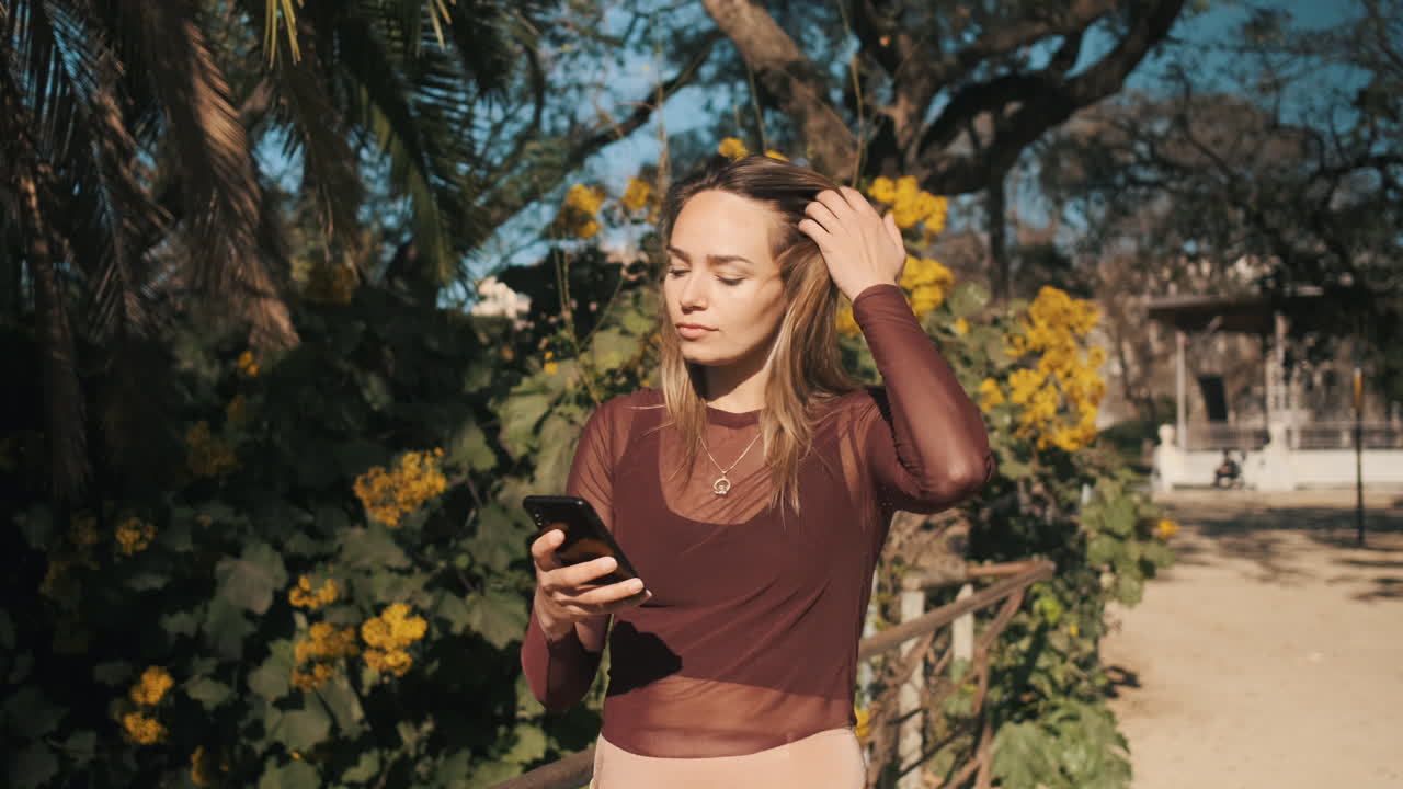 una hermosa mujer rubia molesta usando un teléfono inteligente