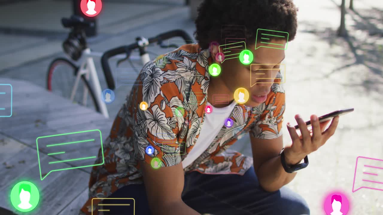 animación de iconos de los medios sobre un hombre afroamericano que usa un teléfono inteligente