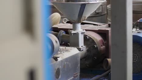 vista de la maquinaria cubierta de polvo en la fábrica de plásticos