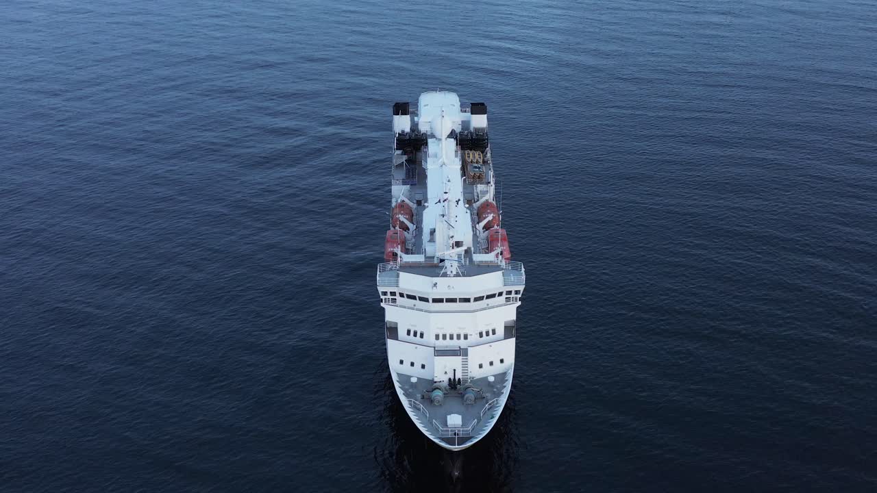 잔잔한 바다 물에 정박된 활의 내셔널 지오그래픽 탐험선 보기, 공중