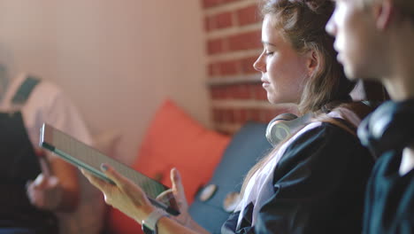 jóvenes adultos que estudian juntos