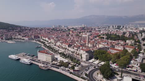 Toma-Aérea-De-Drones-Del-Paisaje-Urbano-Dividido,-Volando-Sobre-El-Puerto,-Croacia,-Establecidor