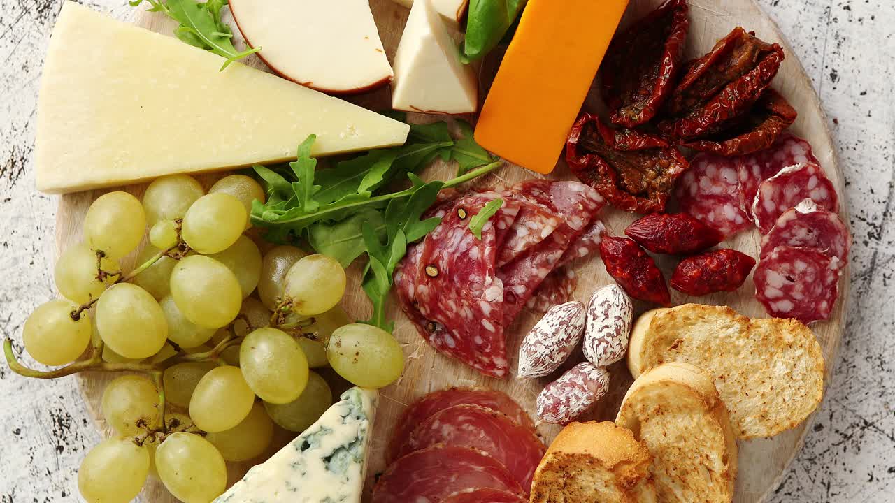 다양한 스페인 타파스 또는 이탈리아 전채 요리