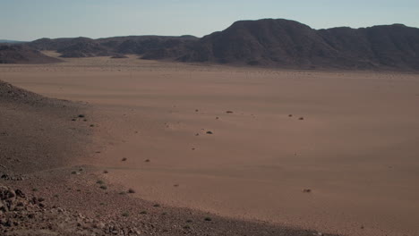 Toma-Aérea-Suave-De-Posada-De-Un-Avión-Desierto-Seco-Vacío-Cerca-De-Springbok-En-El-Cabo-Norte-De-Sudáfrica