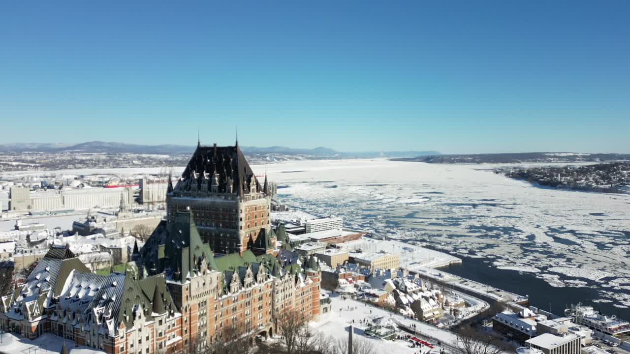 timelapse de drones, chateau frontenac en invierno