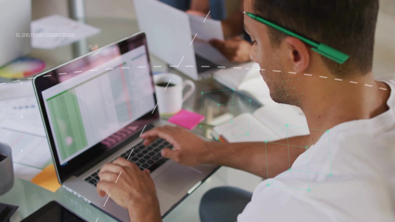 Analista masculino escribiendo y tocando una hoja de cálculo, iniciando animaciones de celdas verdes para una verificación financiera.