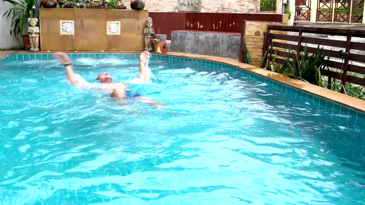 en la piscina en el hombre flotante