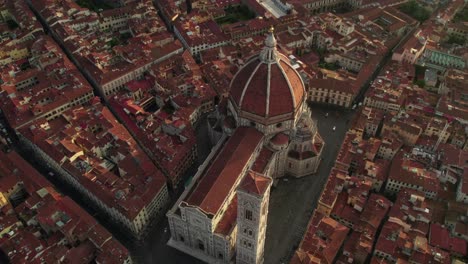 Catedral-De-Santa-María-De-La-Flor-Durante-El-Amanecer-De-La-Mañana-En-Florencia,-Antena