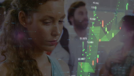 animación del procesamiento de datos financieros sobre diversos colegas masculinos y femeninos en la oficina