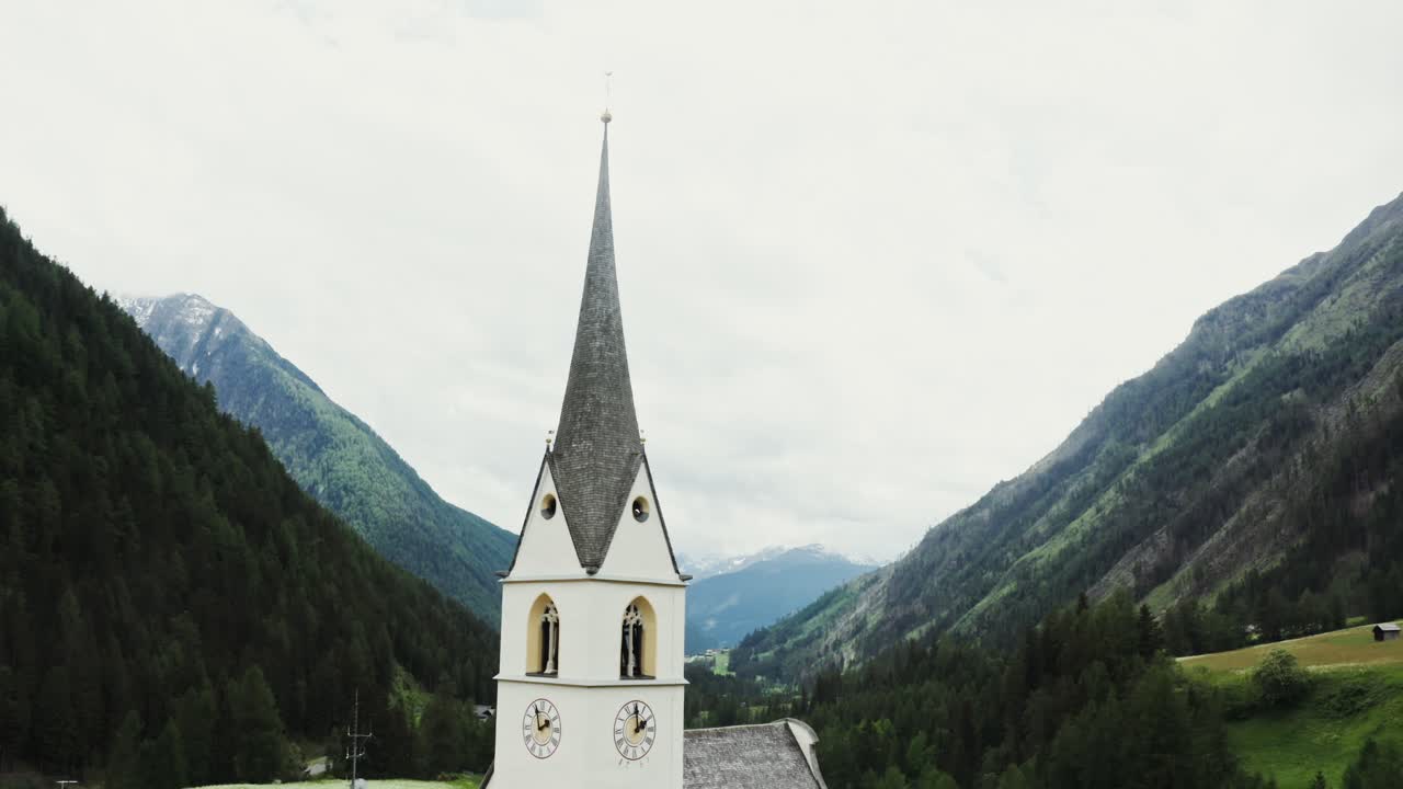산을 볼 수 있는 알파인 교회 탑