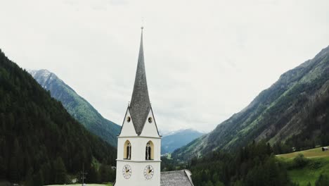 torre de la iglesia alpina con vistas a las montañas