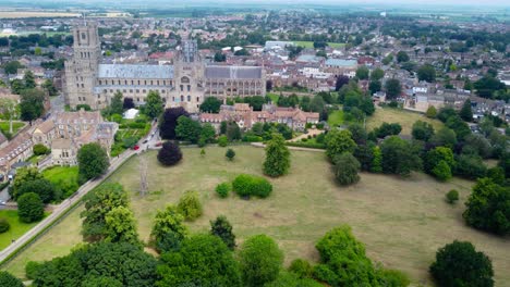 aéreo: paisaje urbano con la catedral de ely en inglaterra, drone volando hacia atrás