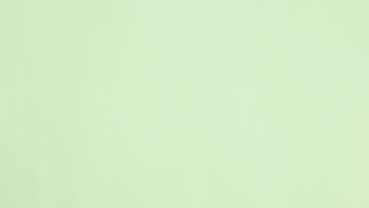 el amor de escribir con coloridos palos de madera en un fondo verde claro. detener el movimiento