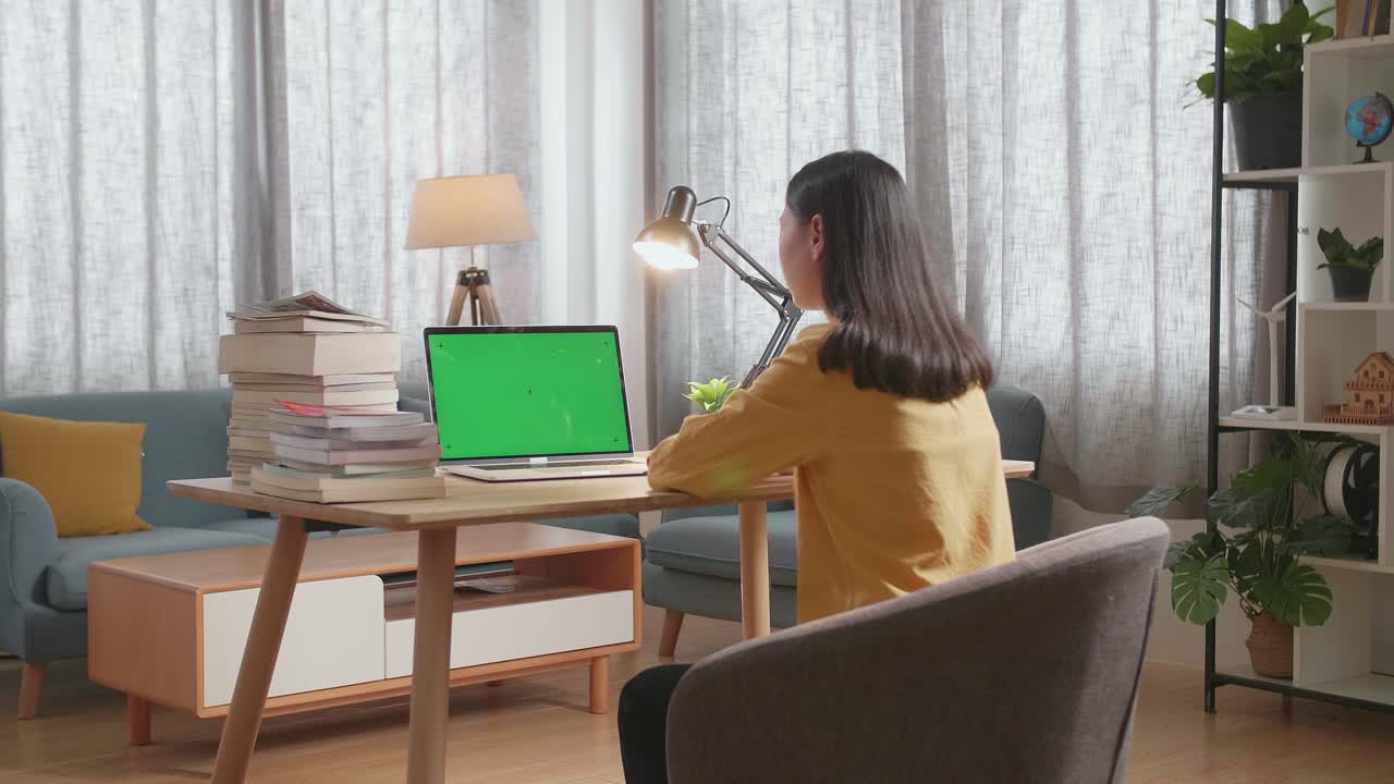 집에서 공부하는 여자