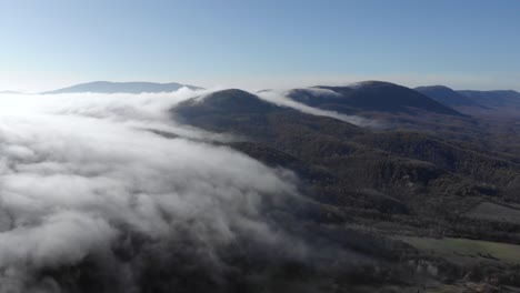 Wolkenbank-In-Geringer-Höhe,-Die-Durch-Gebirgspässe-Fließt