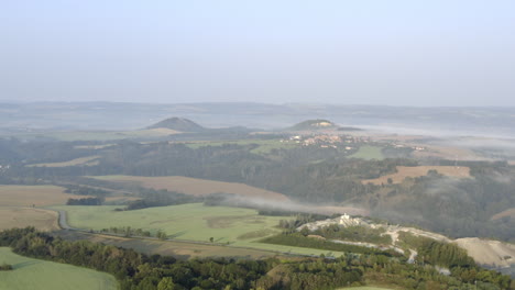 Leichter-Morgennebel-über-Einer-Malerischen-Hügellandschaft-In-Tschechien