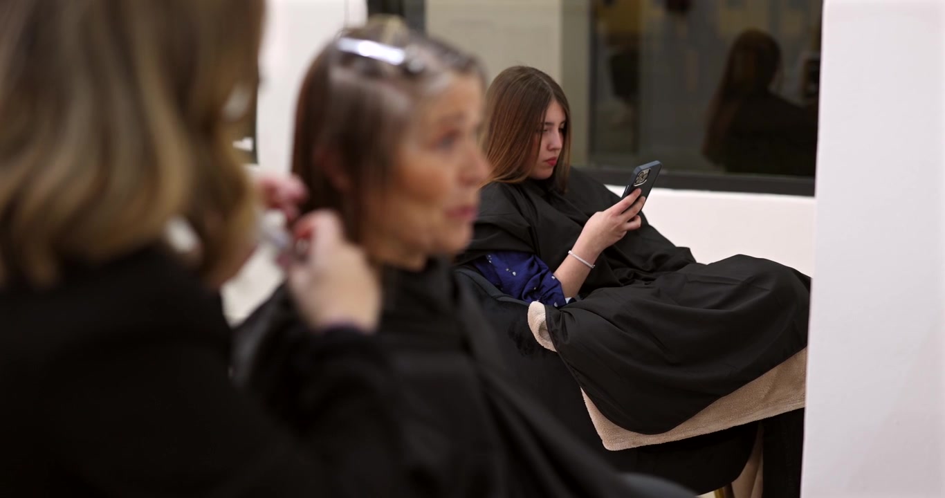 Parrucchiere che taglia i capelli a un cliente in un salone