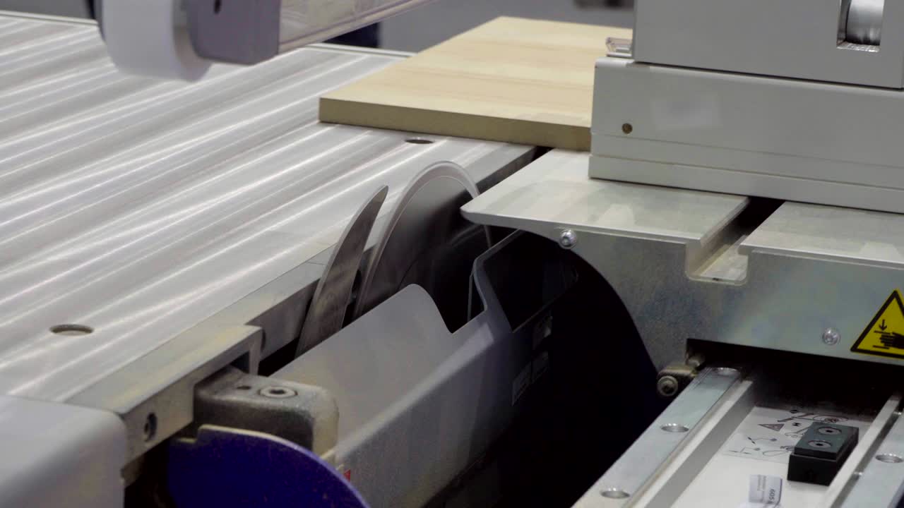 가구 패널을 는 기계의 작업