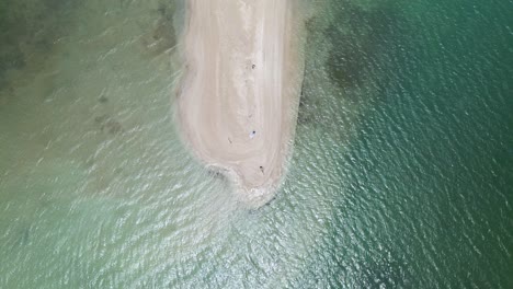 Vista-Ascendente-De-Un-Dron-De-Un-Banco-De-Arena-En-Tierra-De-Nadie,-Tobago