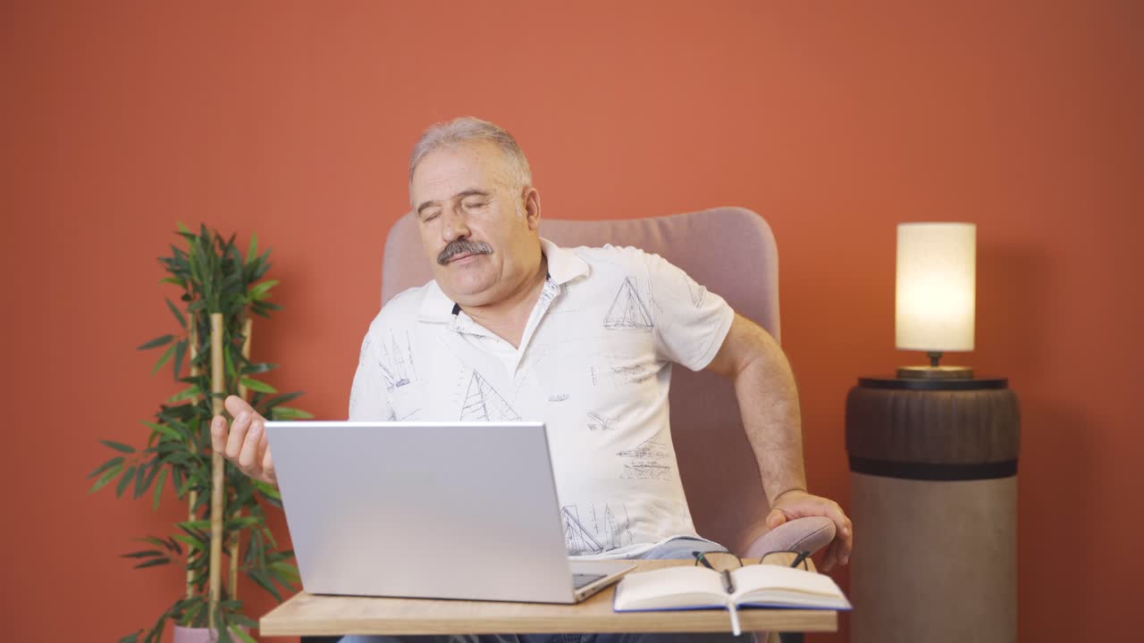 habiendo terminado su trabajo, el anciano se relaja.