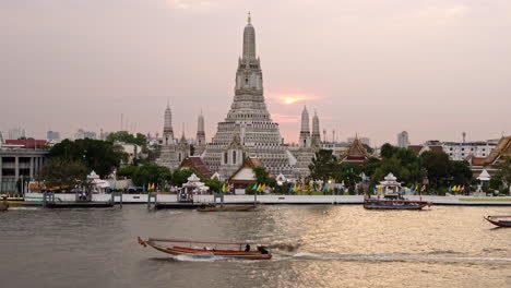 Hermoso-Santuario-Wat-Arun-Junto-Al-Río-Chao-Phraya-En-Bangkok-Durante-La-Puesta-Del-Sol