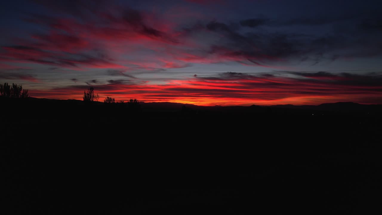 Drone in nachtvlucht met knipperende positielichten. Drone vliegt met kleurrijke lucht bij zonsondergang. Andalusië. Spanje