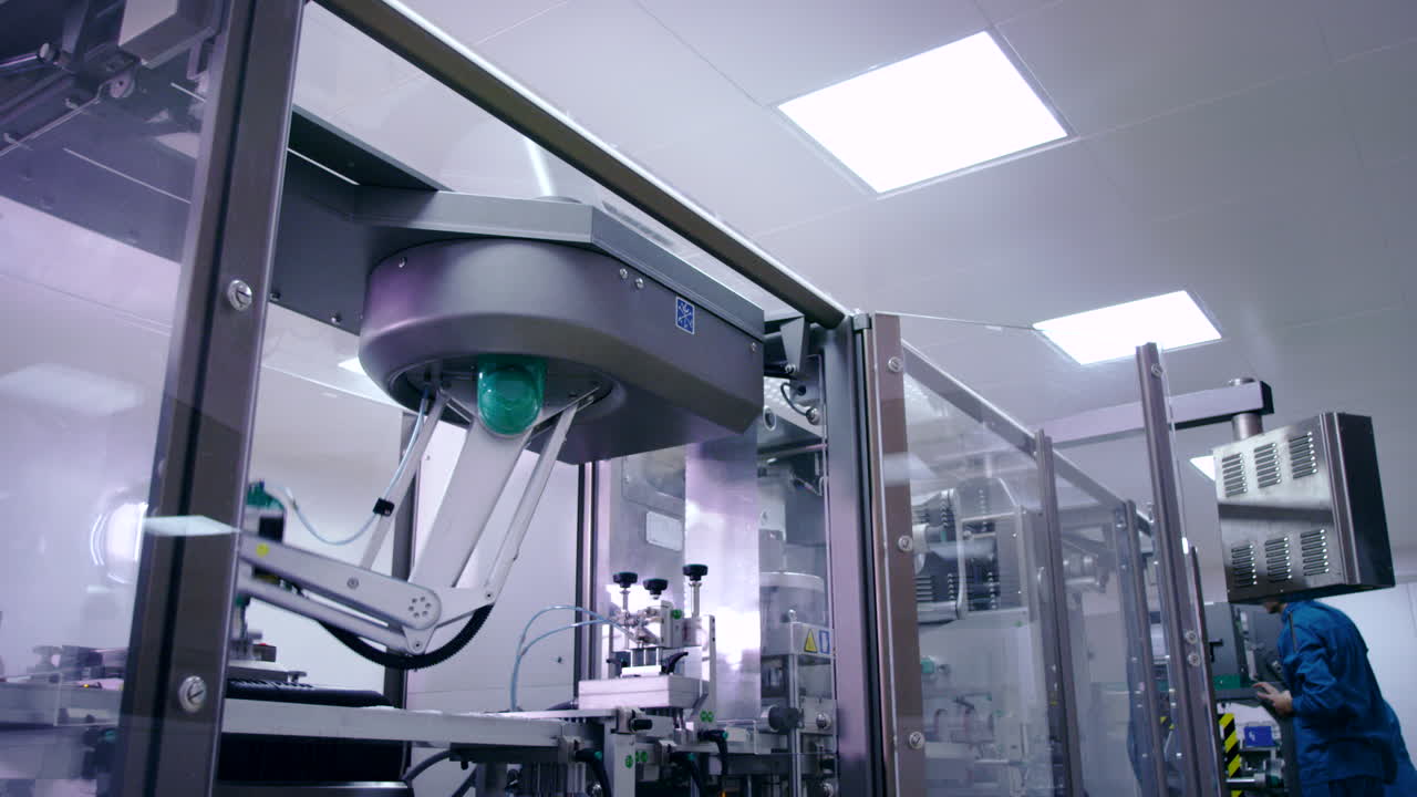 línea de producción automatizada. brazo robótico en la línea de fabricación farmacéutica