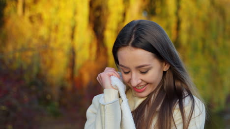 mujer en el parque de otoño