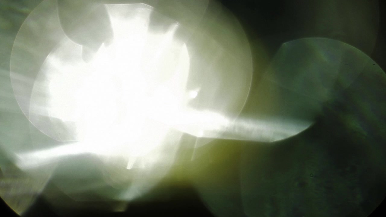 Transizione luminosa con bagliore dell'obiettivo e perdita di luce su sfondo nero