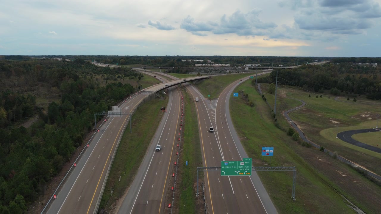 Jalan layang dan jalan raya di Interstate 269 di area Piperton-Collierville, Tennessee, AS. Pengambilan gambar udara.