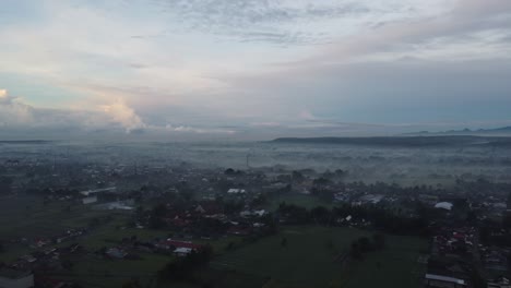 Hermosas-Y-Exóticas-Vistas-De-La-Mañana-Nublada.-Imágenes-Aéreas