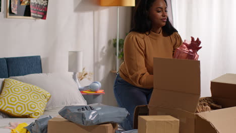 mujer mudándose a un nuevo hogar