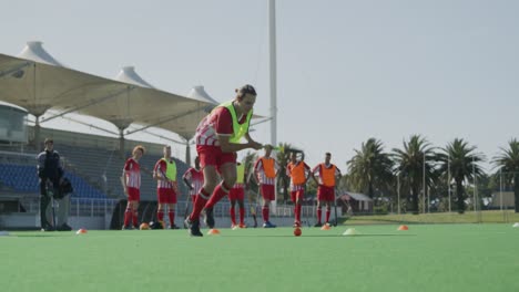 jugadores de hockey preparándose antes de un juego