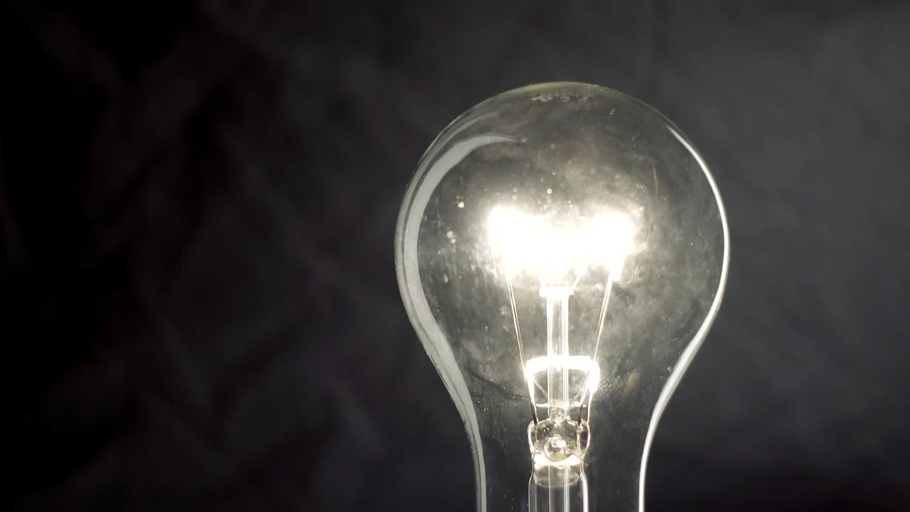 bombilla sobre fondo oscuro